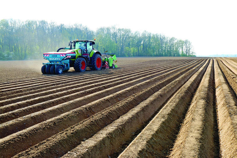 Tracteur dans un champ - Desmazières